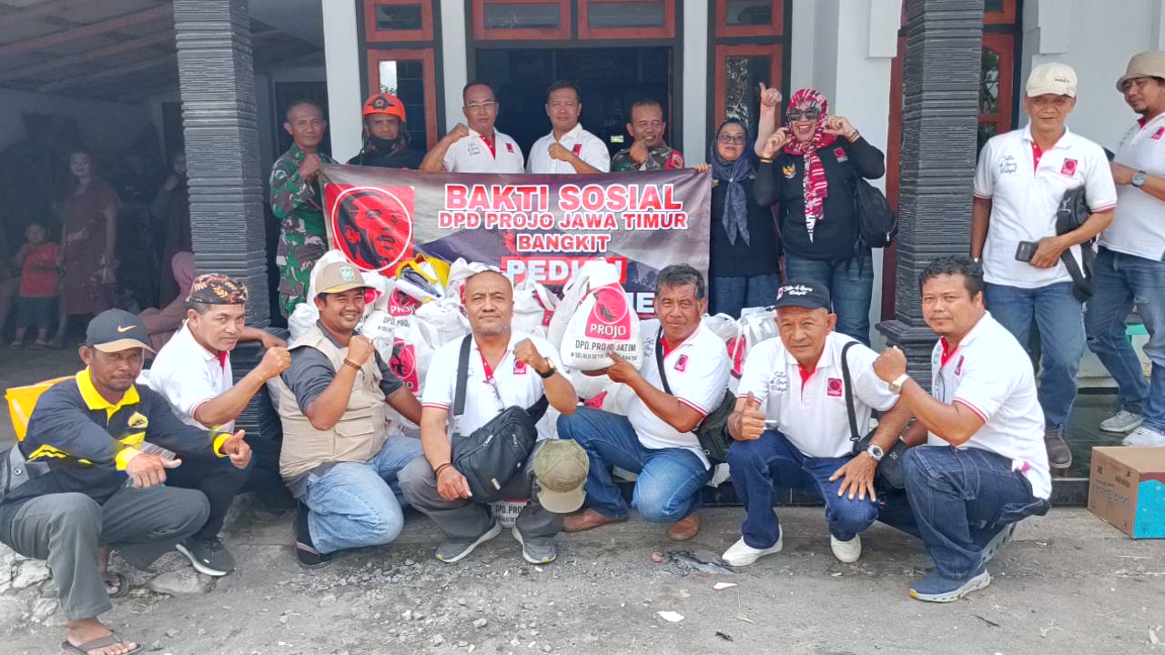 DPD Projo Jatim Serahkan Bantuan Paket Sembako Untuk Korban Europsi Semeru