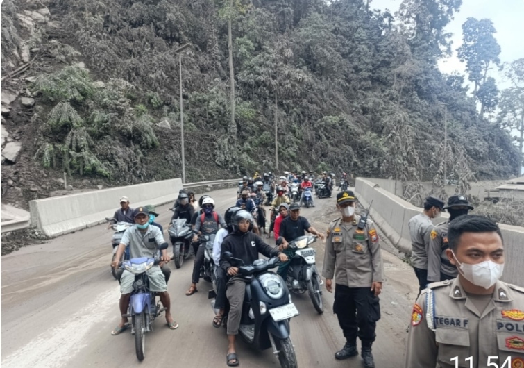 Polda Jatim Himbau Warga Tetap Waspada Antisipasi Letusan Sekunder Gunung Semeru