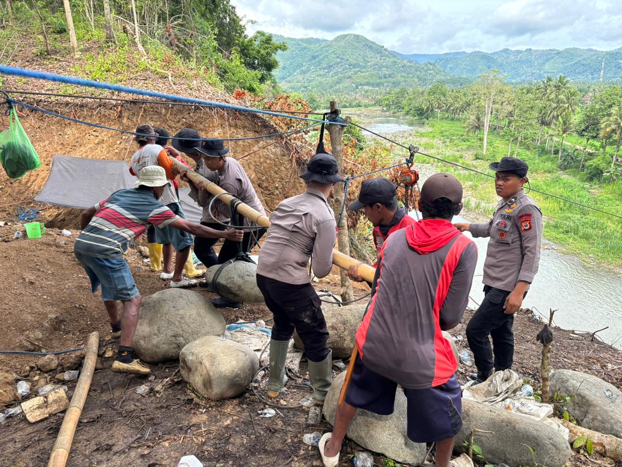 POLRI GERAK CEPAT RESPON PIDATO PRESIDEN PRABOWO, SATBRIMOBDA SULSEL BANGUN JEMBATAN GANTUNG DI SOPPENG