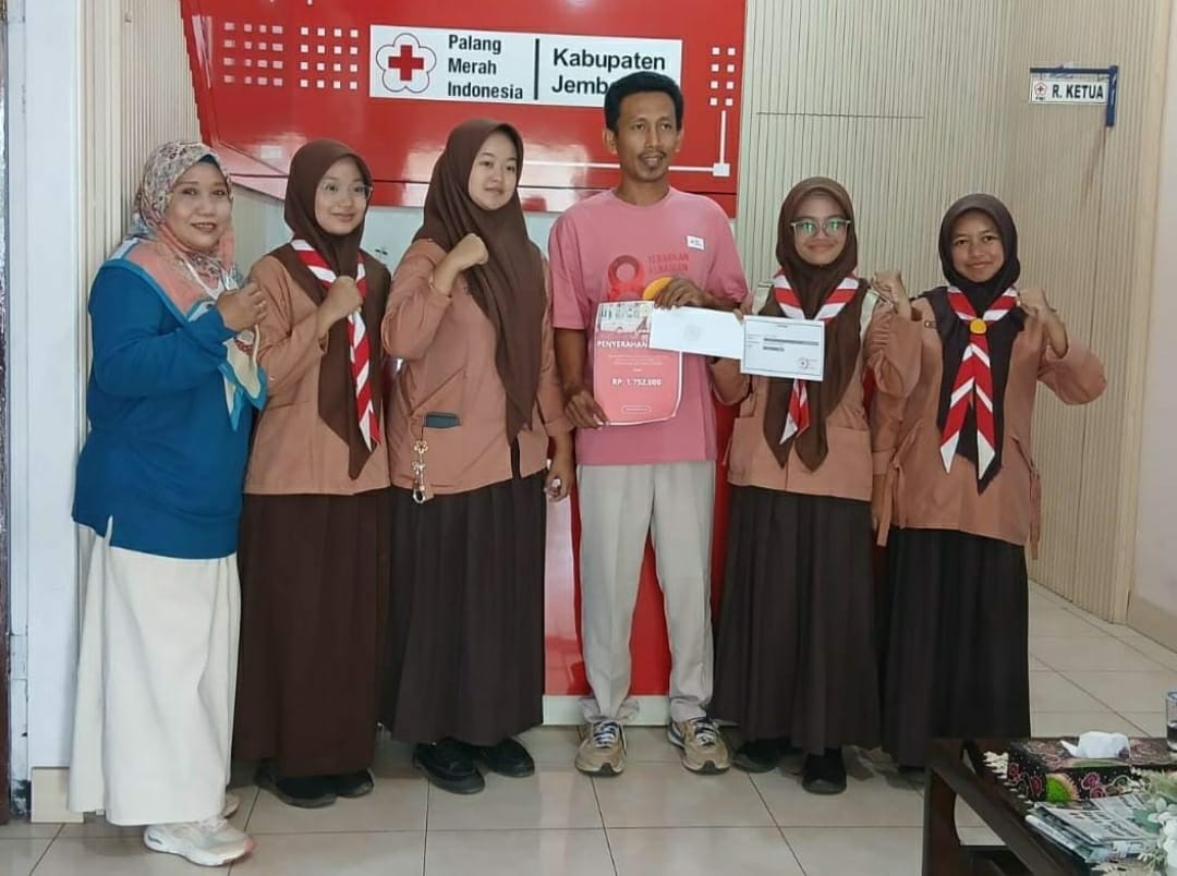 SMAN 5 Jember Serahkan Donasi Rp 1,7 Juta ke PMI Jember