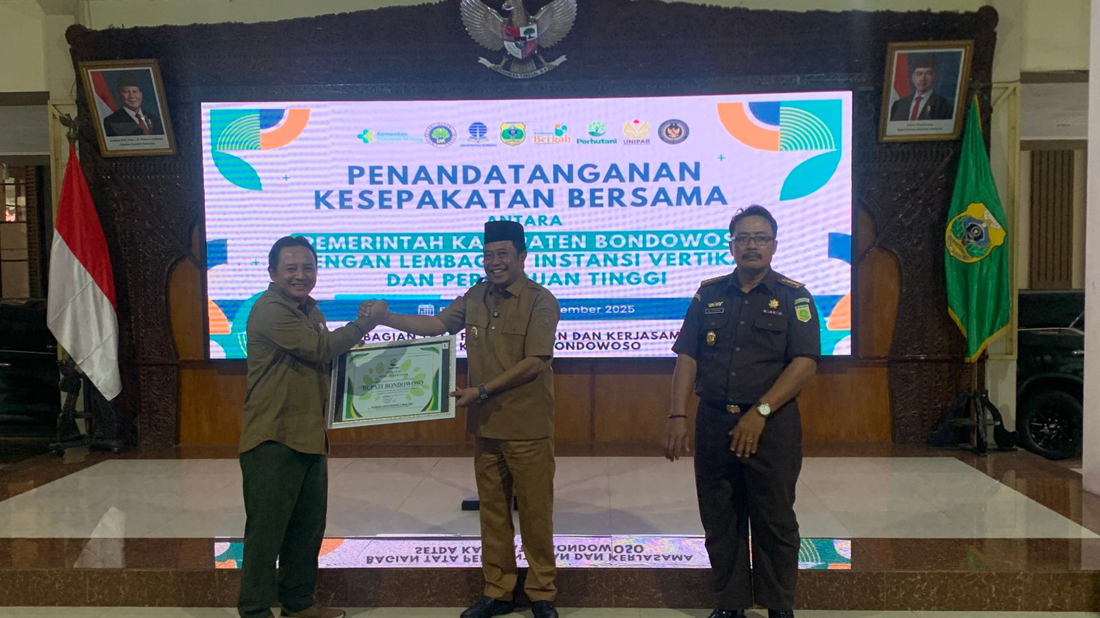 Sinergi Kelembagaan, Perhutani Anugerahkan Penghargaan kepada Kejari Bondowoso