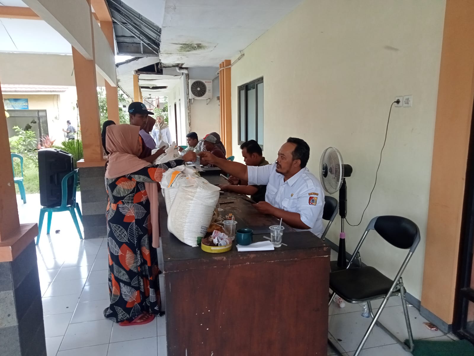 Kelurahan Bintoro kecamatan Patrang Membagikan Sembako Kepada Warga 1265 kpm Berjalan Lancar