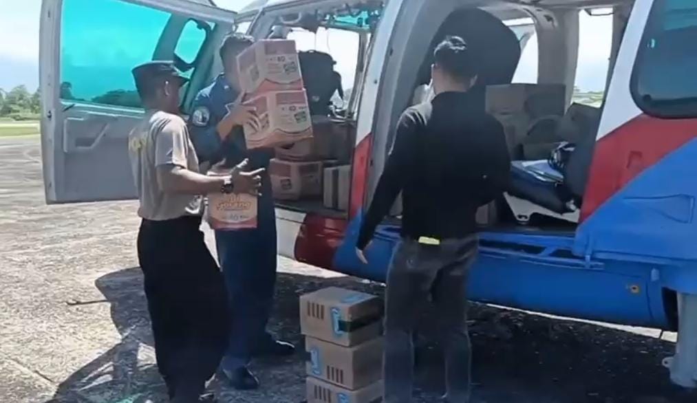 Polri Kirim Logistik Lewat Udara ke Palambayan, Dukung Penanggulangan Banjir Sumatera Barat