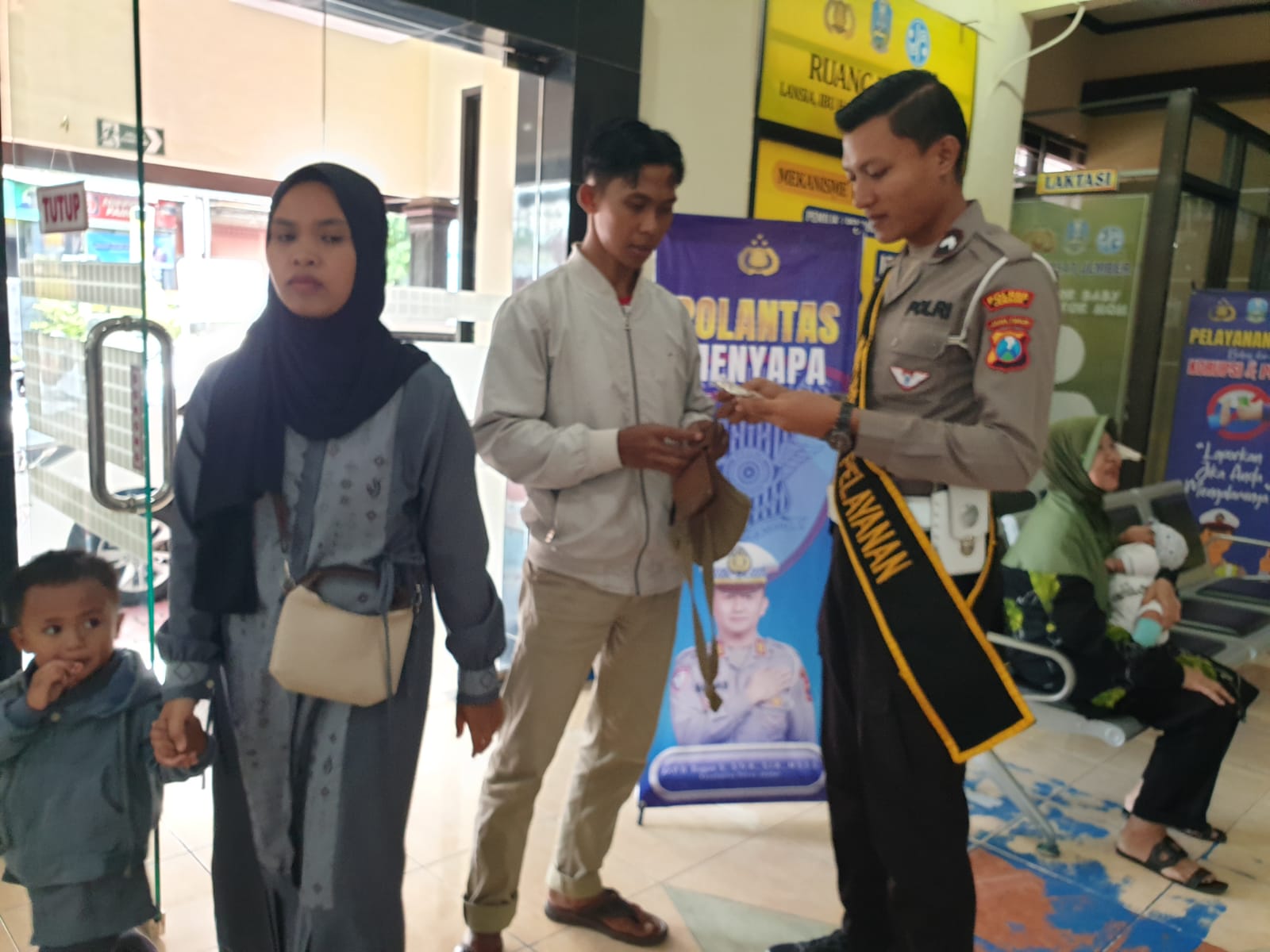 Satlantas Polres Jember Gelar Kegiatan” Polantas Menyapa”Merupakan Sarana Strategis Untuk Memperkuat Hubungan Emosional Antara Petugas Kepolisian Dengan Warga
