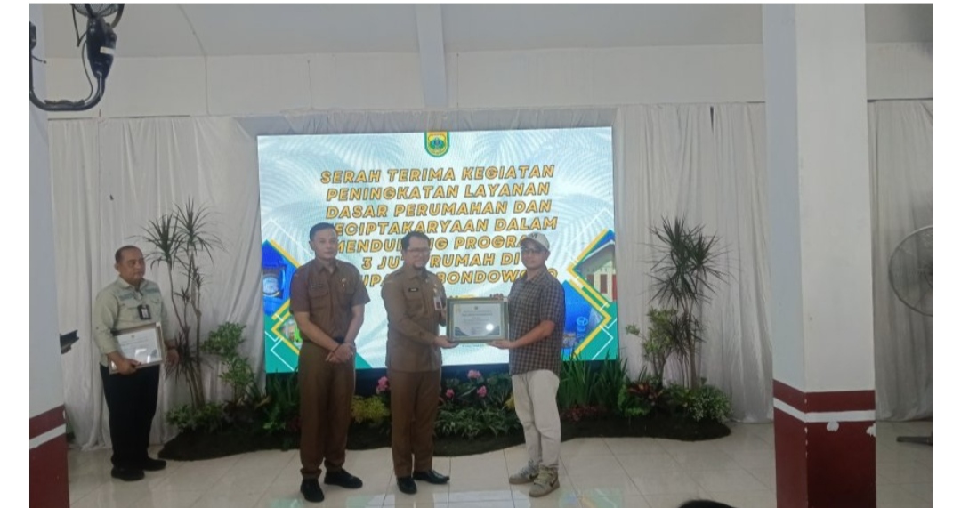 Pemkab Bondowoso Menyerahkan Bantuan Berupa 60 Unit RTLH Dukung Program Nasional 3 Juta Rumah