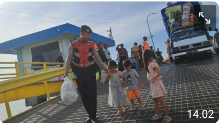 Polisi Bantu Penumpang di Pelabuhan Jangkar Situbondo Jelang Libur Nataru 2026