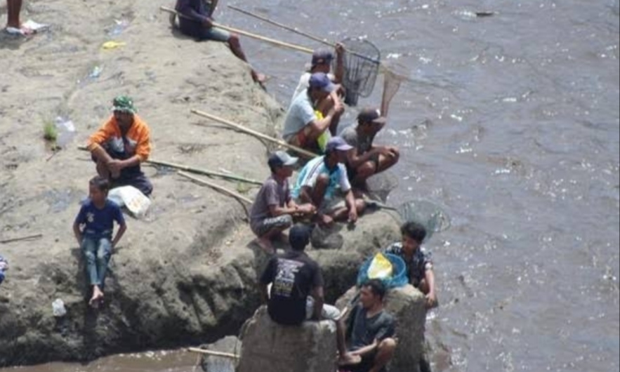 Ada Tradisi Unik di Bondowoso,Tradisi Asatan Sampean Baru Bondowoso, Ribuan Warga Berebut Ikan Saat Air Keruh