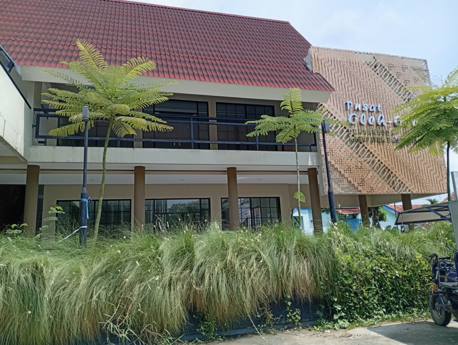 Pembangunan Gedung Pusat Oleh – Oleh Kraksaan Yang Menelan Anggaran Cukup Fantastis Hampir diangka Rp; 1,5 Miliar Lebih, diduga Rampung Kurang Manfaat