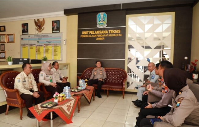 Tingkatkan Pelayanan Optimal Kapolres Jember Kunjungi Kantor Samsat Jember