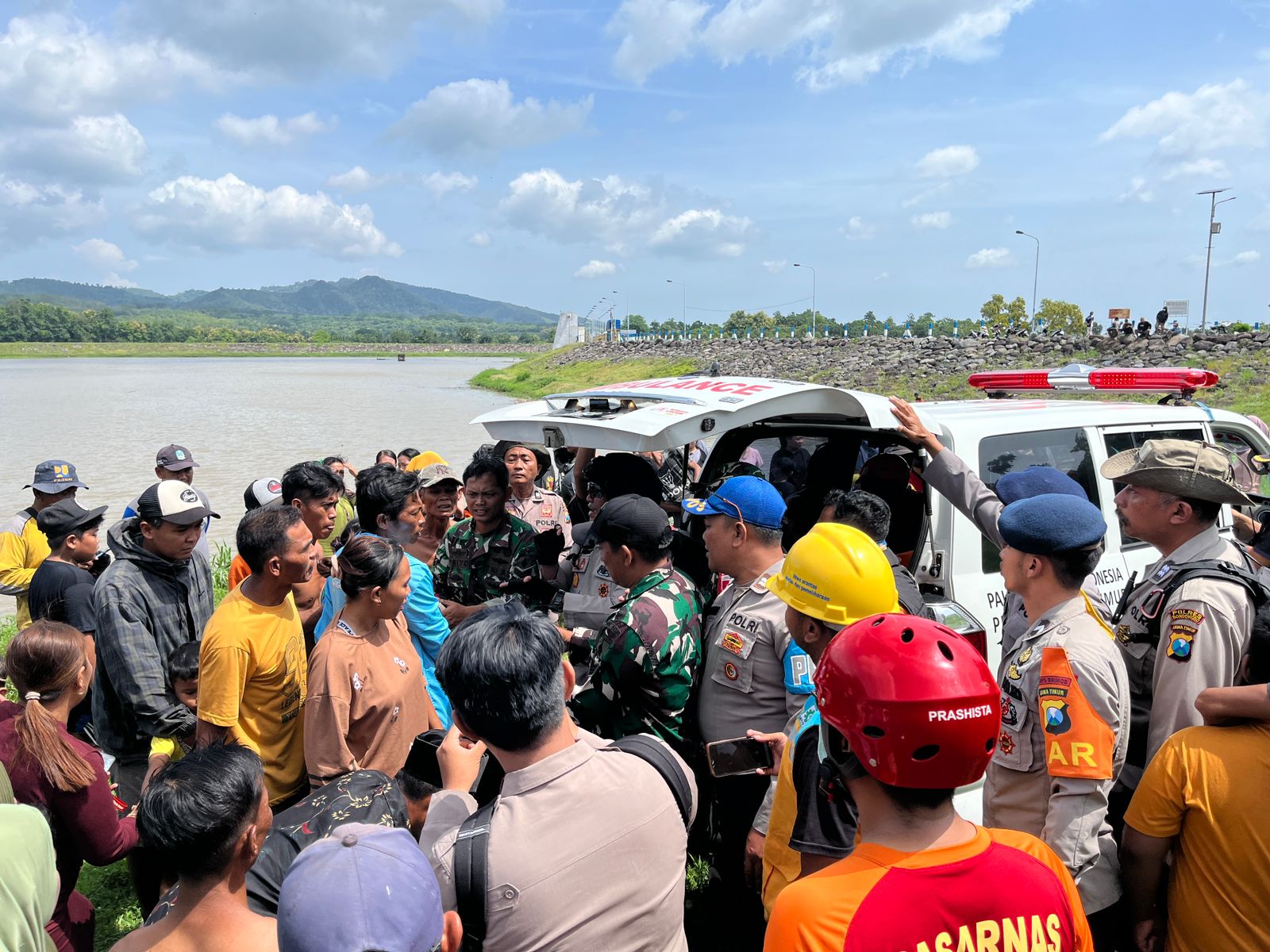 Personil Polres Bondowoso bersama Tim Gabungan Berhasil Temukan Korban Hanyut di Bendungan Sampean Baru Bondowoso