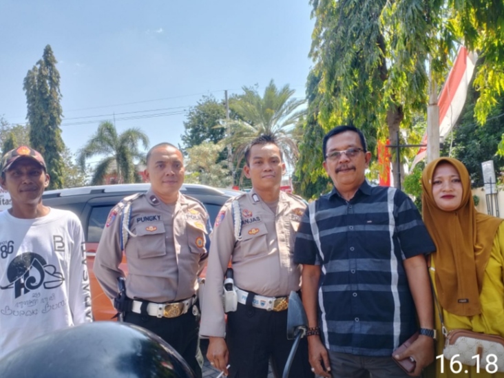 TAK TERIMA DIFITNAH Ngutang, Sri Wahyuni Warga Langkap Polisikan Akun Tik Tok “YULAY” ke Polsek Besuki +++