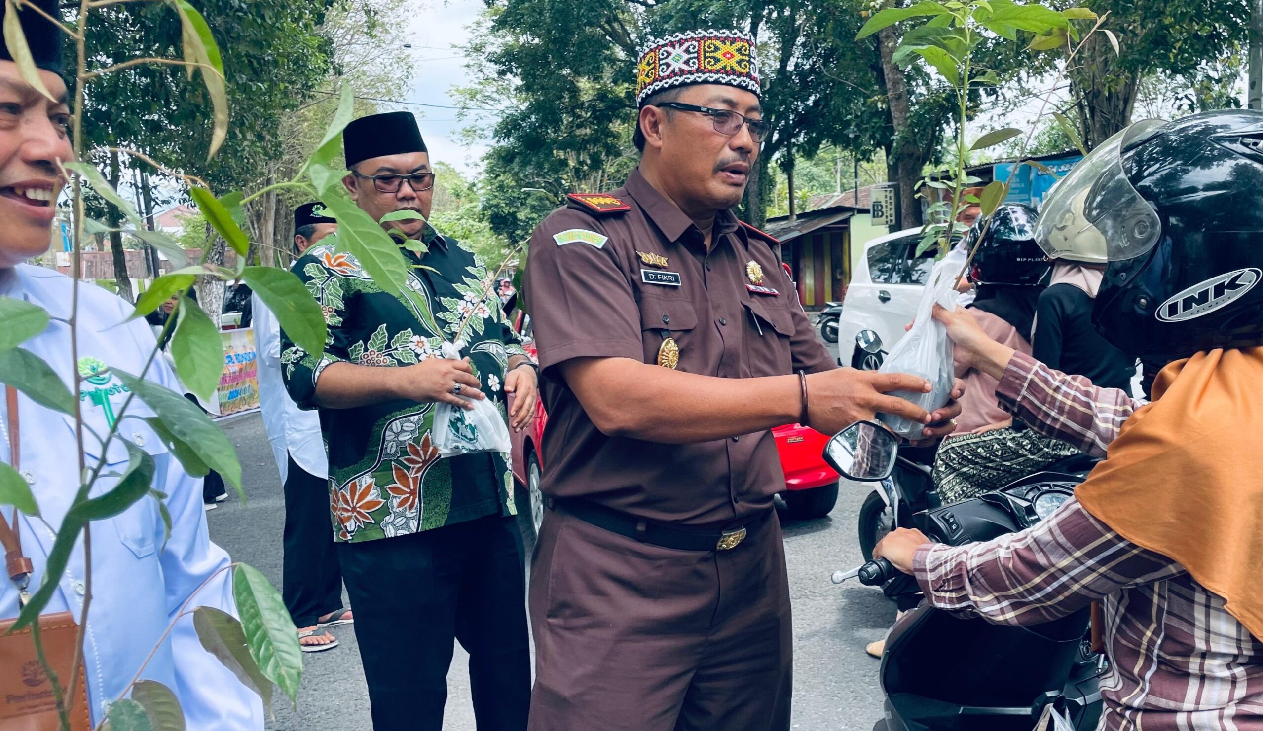 Perum Perhutani Laksanakan Sedekah Oksigen Bagikan 2026 Bibit Buah Untuk Masyarakat