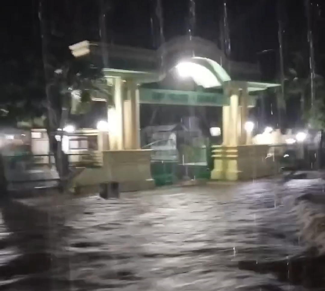 Besuki Situbondo Diterjang Banjir,Beberapa Kawasan Sudah tergenang Air dengan Ketinggian sekitar 1 M Atau Setinggi Paha Orang Dewasa
