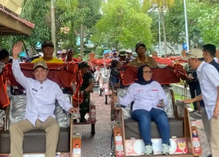 Presiden Prabowo Subianto Bagikan Becak Listrik Pada Ratusan Penarik Becak di Bondowoso