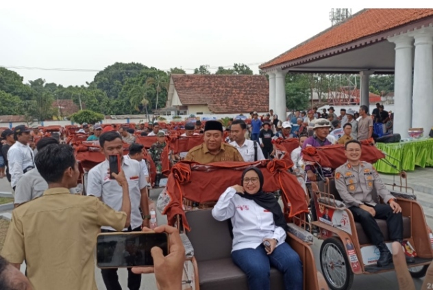SENYUM SUMRINGAH Abang Becak Situbondo Terima Bantuan Becak Listrik dari Presiden Prabowo