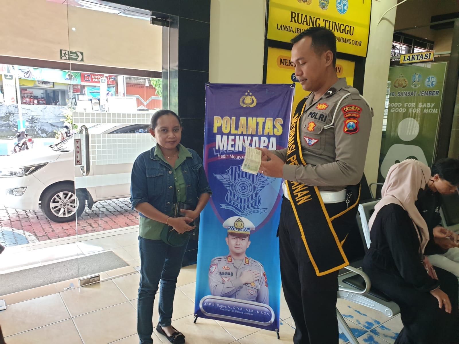 Satlantas Polres Jember Perkuat Pelayanan Bebas Pungli Melalui Program “Polantas Menyapa”