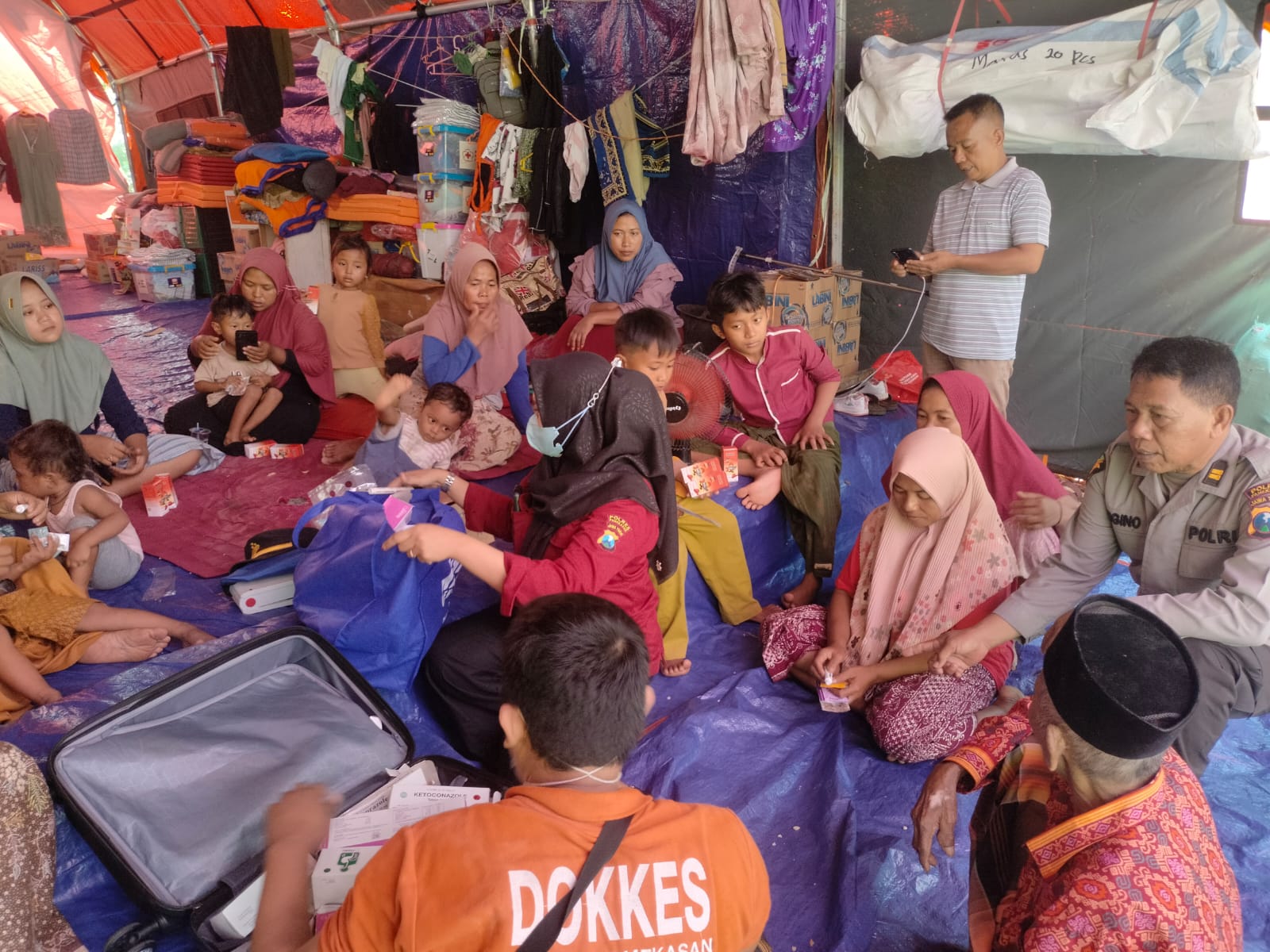 Polres Pamekasan Beri Bantuan Obat dan Layanan Kesehatan Untuk Warga Terdampak Longsor di Pasean