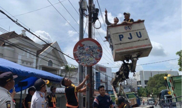 Dishub Kabupaten Jember Ambil Tindakan Memotong Dan Menyita Kabel Fiber Optic (FO) Ilegal