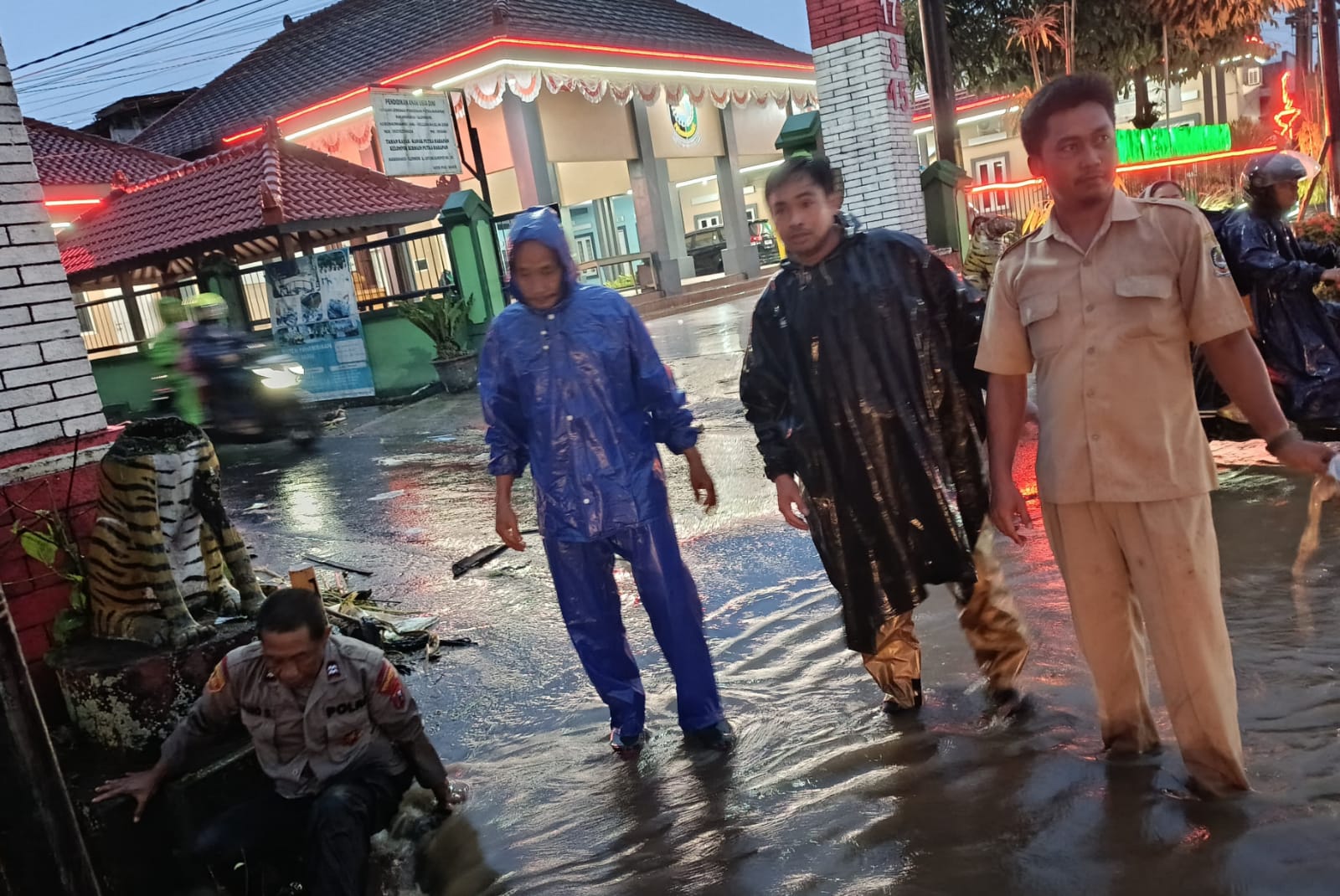 Kapolsek Glenmore,Turun Langsung Atur Lalu Lintas Akibat Genangan Air Hujan