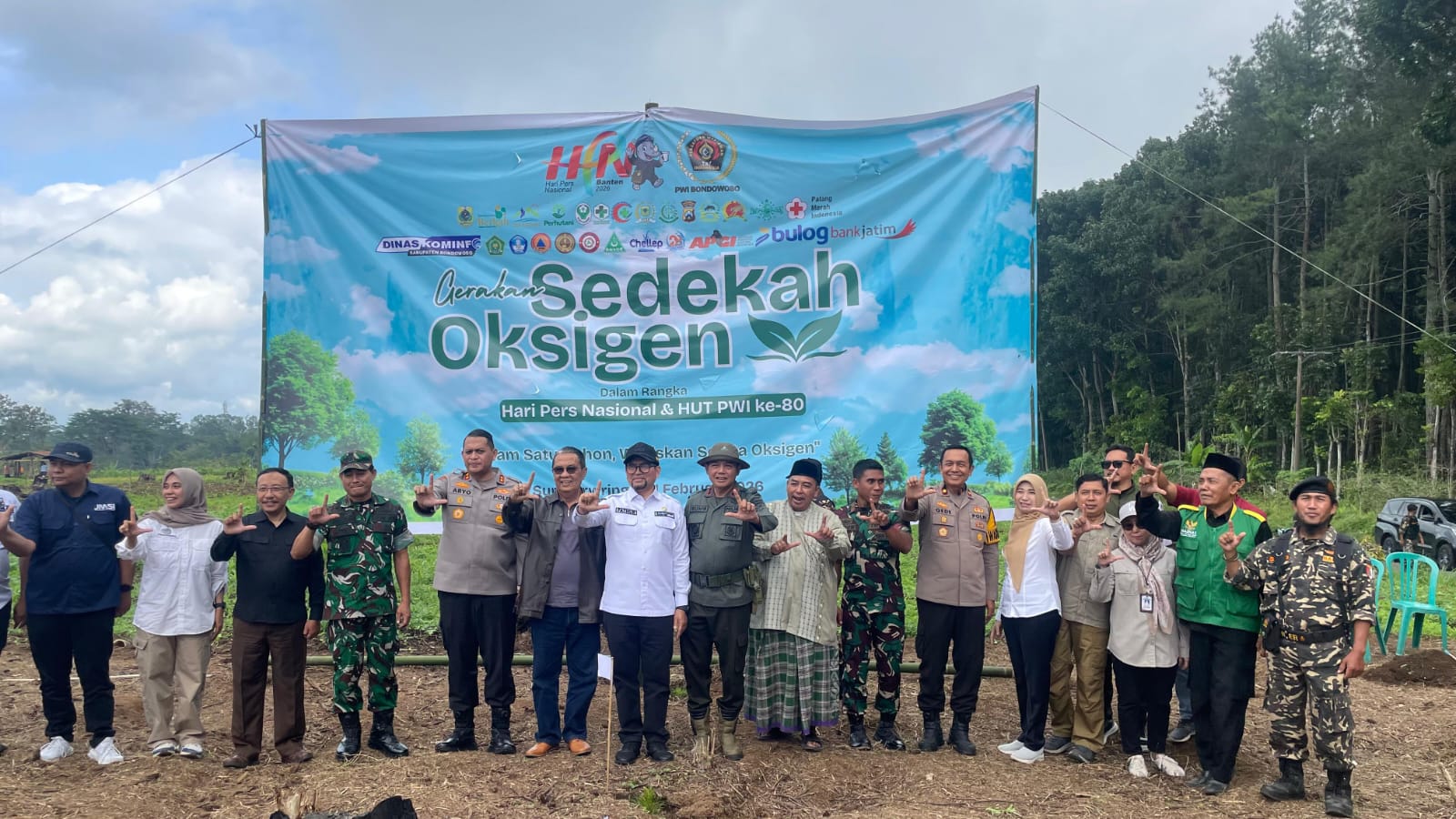 Hari Pers Nasional: PWI Bersama Organisasi Jurnalis Gandeng  Perhutani KPH Bondowoso Lakukan Penanaman Pohon Bertajuk ” Gerakan Sedekah Oksigen”.
