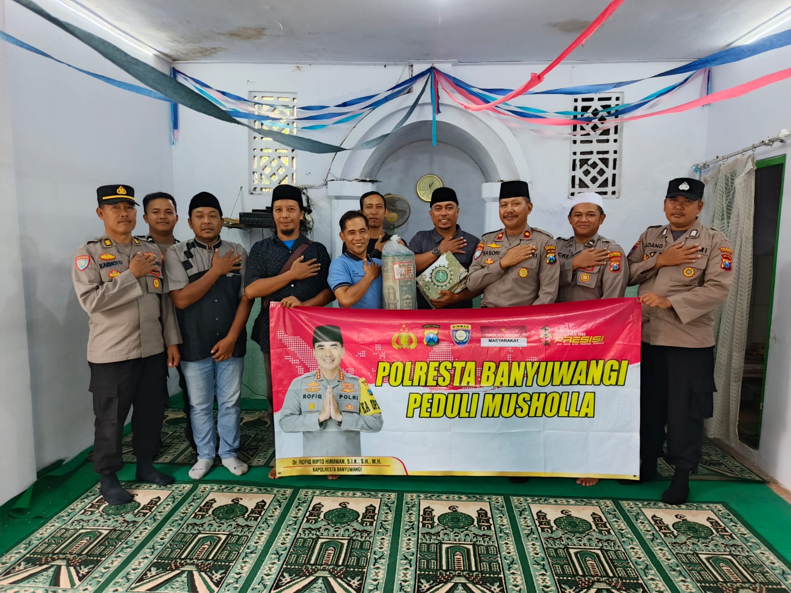 Safari Ramadan,Polresta Banyuwangi Salurkan Karpet Sajadah dan Alquran