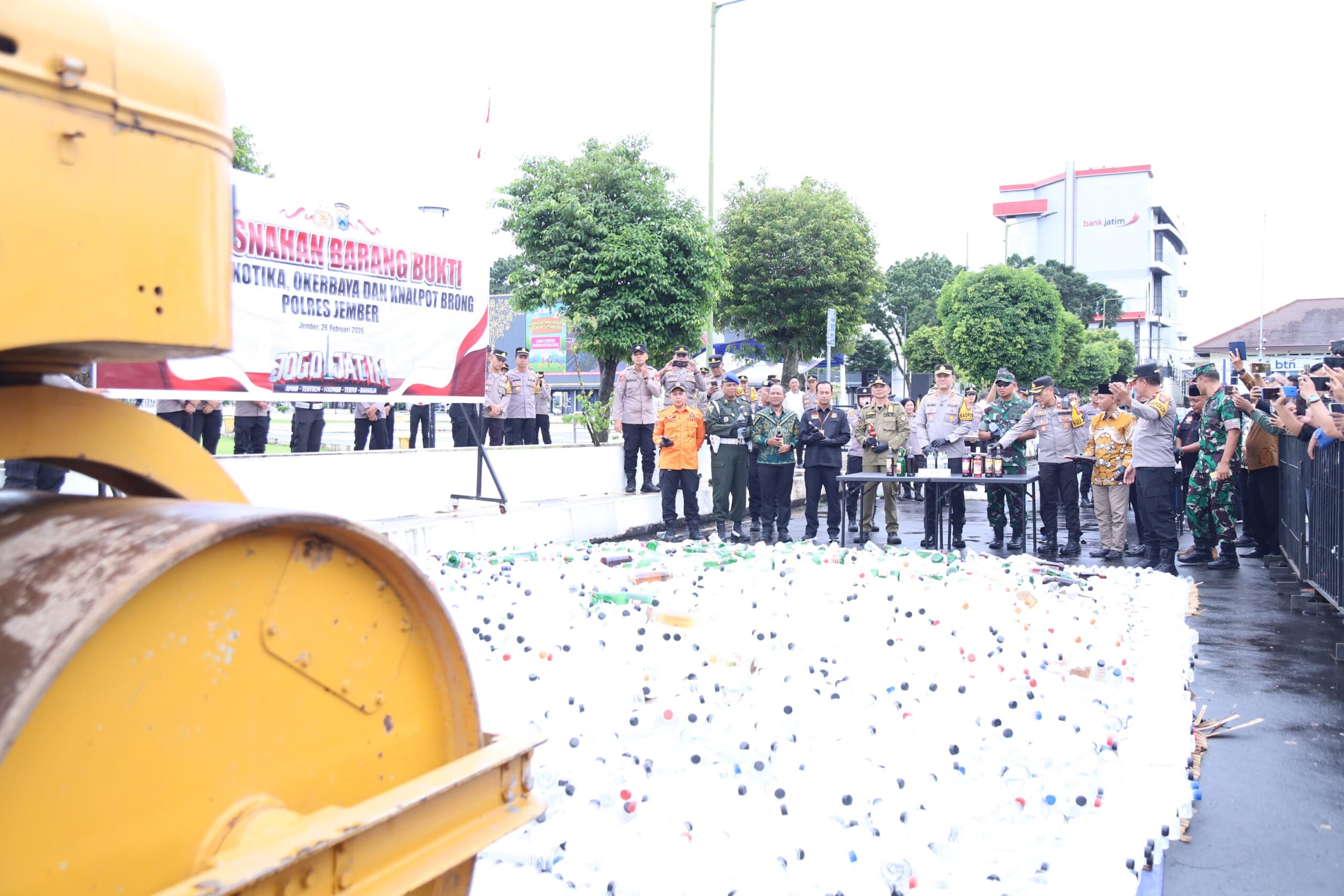Forkopimda Jember Musnahkan Ribuan Barang Bukti Kejahatan