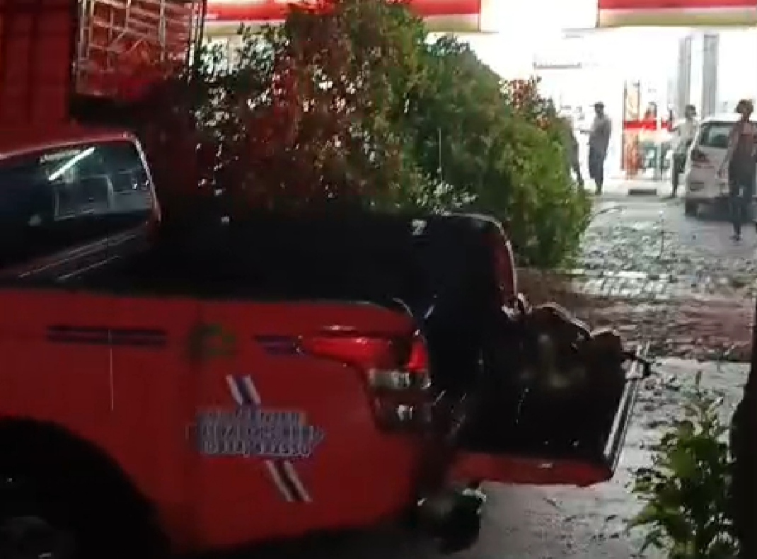 Tersangkut Pohon,Truk Bermuatan Ayam Hantam Toko di Bondowoso, Evakuasi Berjalan Dramatis dan Lancar