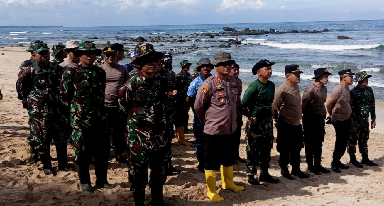 Polresta Banyuwangi dan Stage Holder mengikuti Karya Bakti Bersihkan Pesisir Pantai Pancur