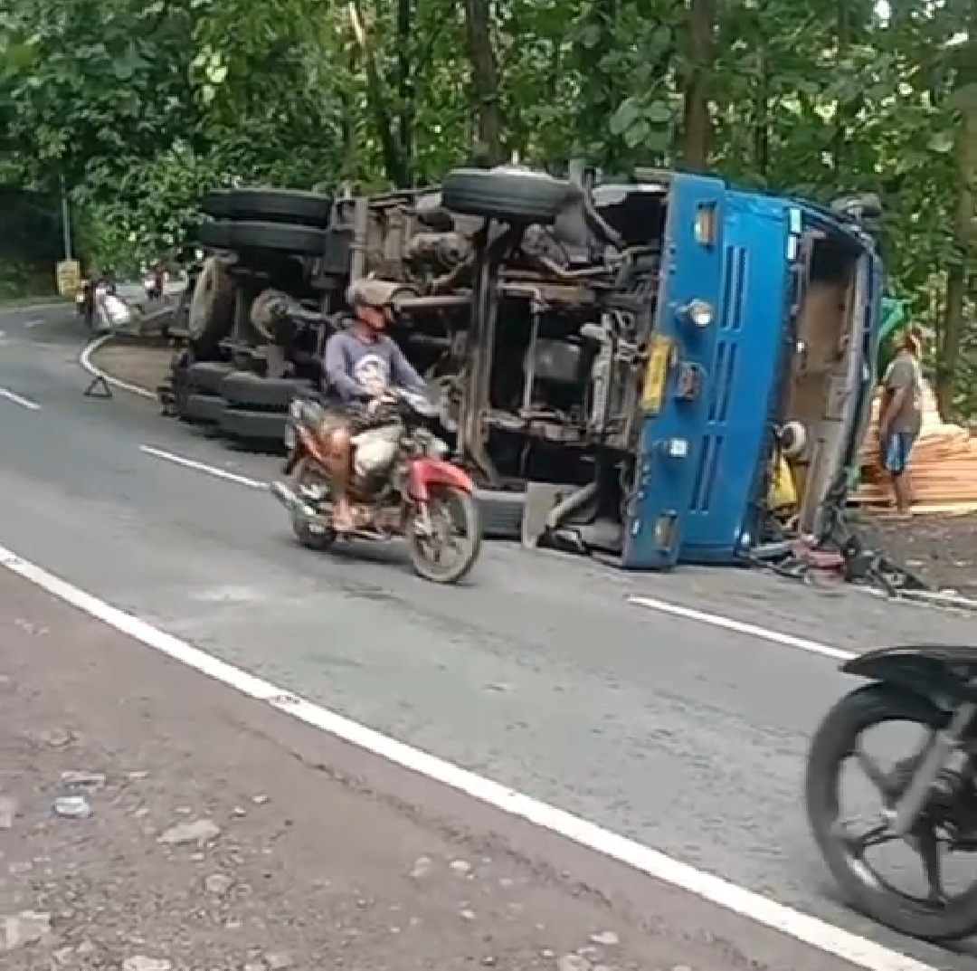 Laka Tunggal,Truk Pengangkut Triplek Terguling di Arak – arak Bondowoso Kilometer 19