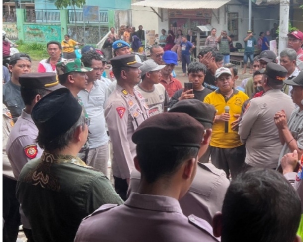 Personil Gabungan Polres Bondowoso Amankan Unjuk Rasa Warga Desa Ramban Kulon Secara Humanis