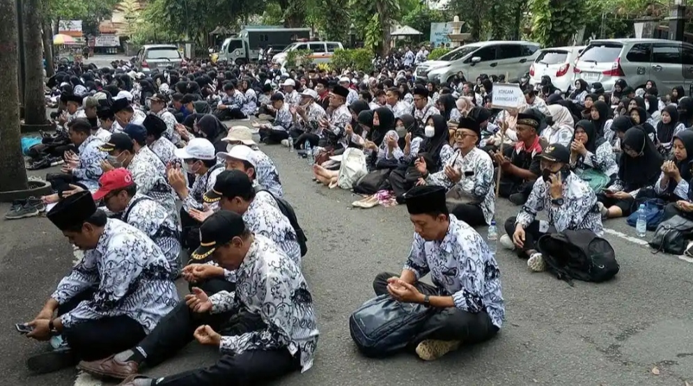 Ratusan Guru PPPK Paruh Waktu Tulungagung Tuntut Upah Layak Gaji Hanya Rp 300 Ribu