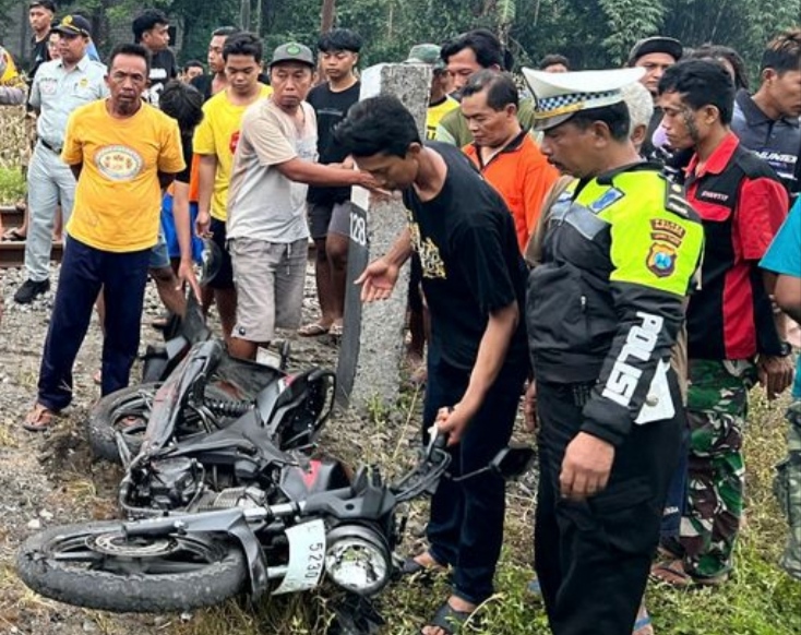Nyeberang Rel Sambil Main Ponsel,Pemotor di Blitar Tewas Tertabrak Kereta Api