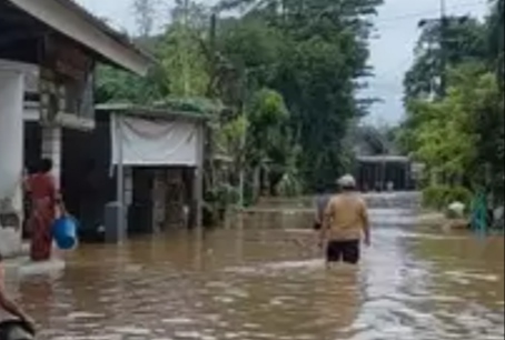 Banjir Rendam Pemukiman Warga,Putuskan Jembatan, Kondisi Warga Terisolasi