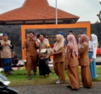 NGABUBURIT NYAMBI BERKAH : Unsur Kecamatan Mlandingan dan Warga Kompak Berbagi Takjil di Bulan Ramadhan ++++