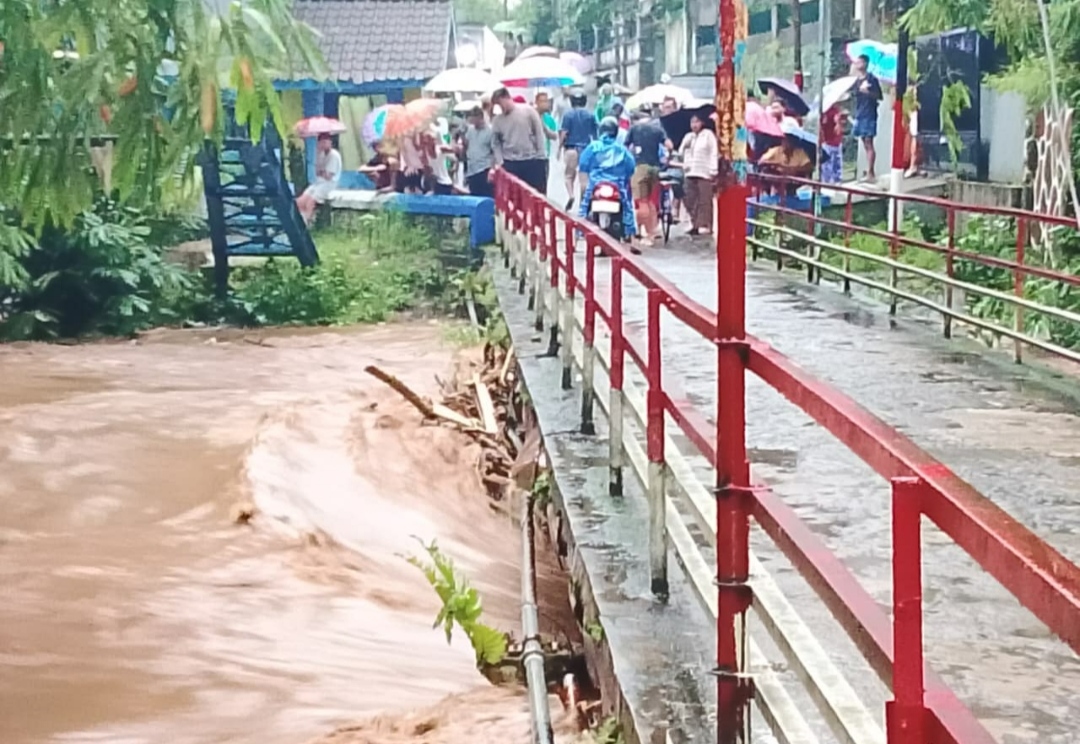 Bondowoso diguyur Hujan,luapan banjir Sungai Area Gang Malabar Kotakulon Meluber ke Pemukiman Warga