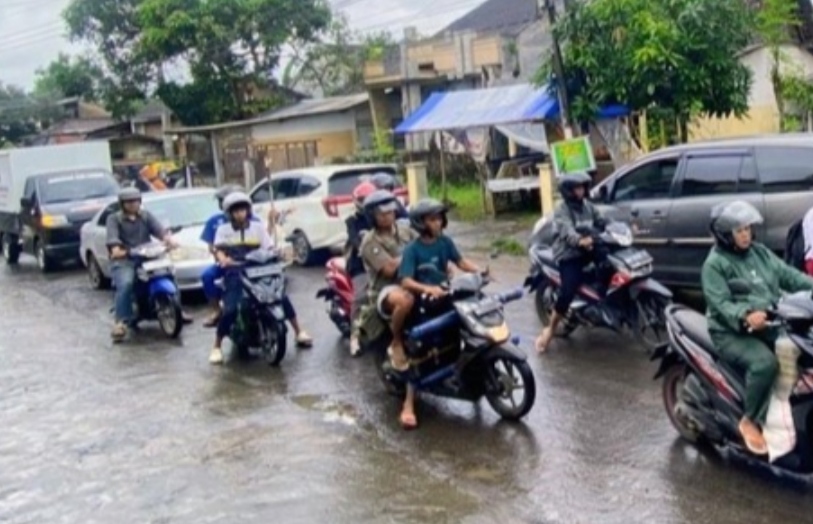 Jembatan Penghubung Bondowoso-Jember Ambrol dan Saat Ini Sudah Ditutup Total.Sejumlah Kendaraan diarahkan Melalui Jalur Alternatif