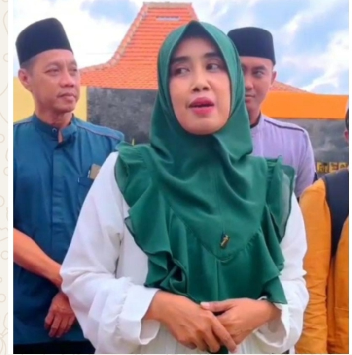 SEMARAK BERBAGI : Unsur PGRI dan Kecamatan Mlandingan Kompak Bagikan Takjil di Jalur Utama ++++