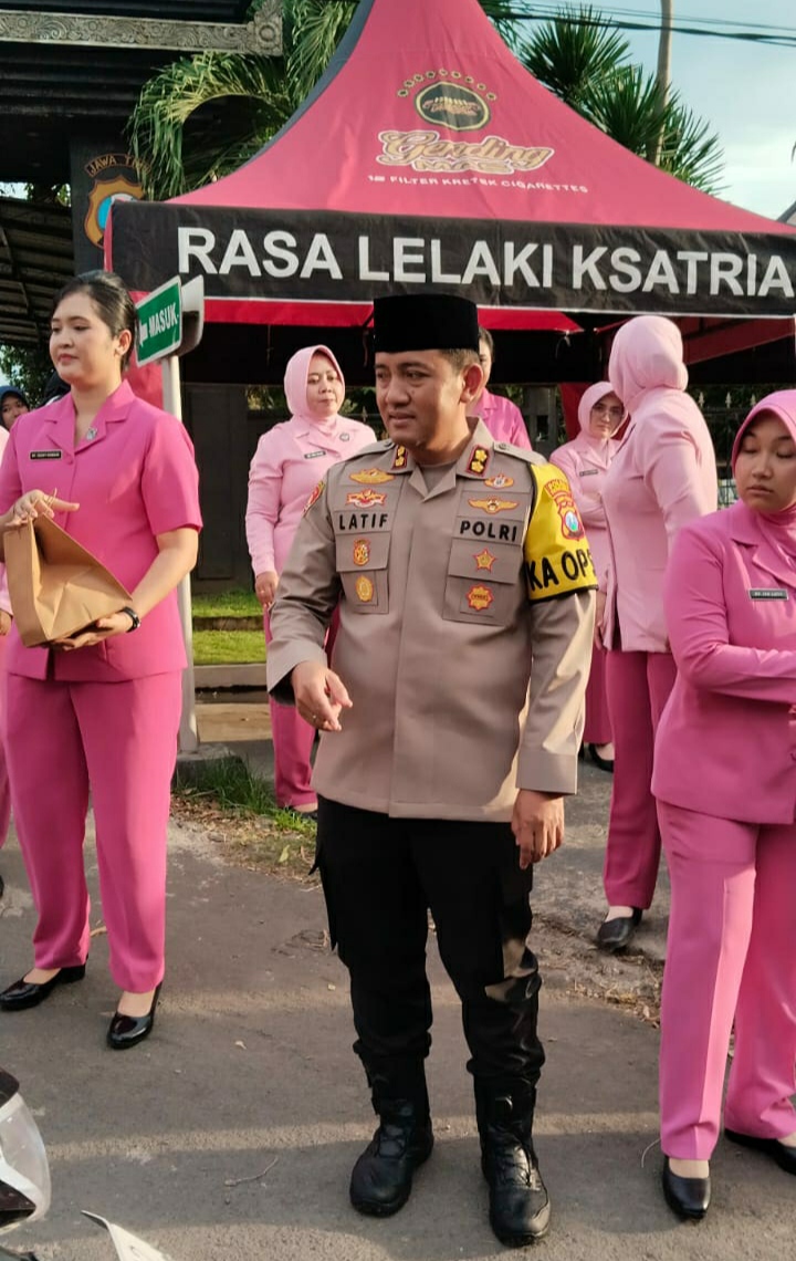 Polres Probolinggo dan Bhayangkari Turun ke Jalan, Bagikan Takjil dan Imbau Warga Jaga Kamtibmas