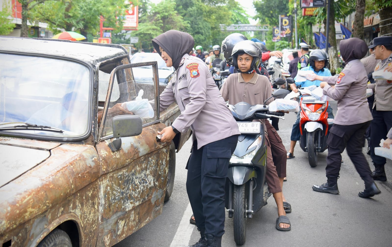 Semangat Ramadhan, Polwan Polres Bondowoso Tebar 500 Takjil di Pasar Induk, Wujud Nyata Polri Hadir untuk Masyarakat