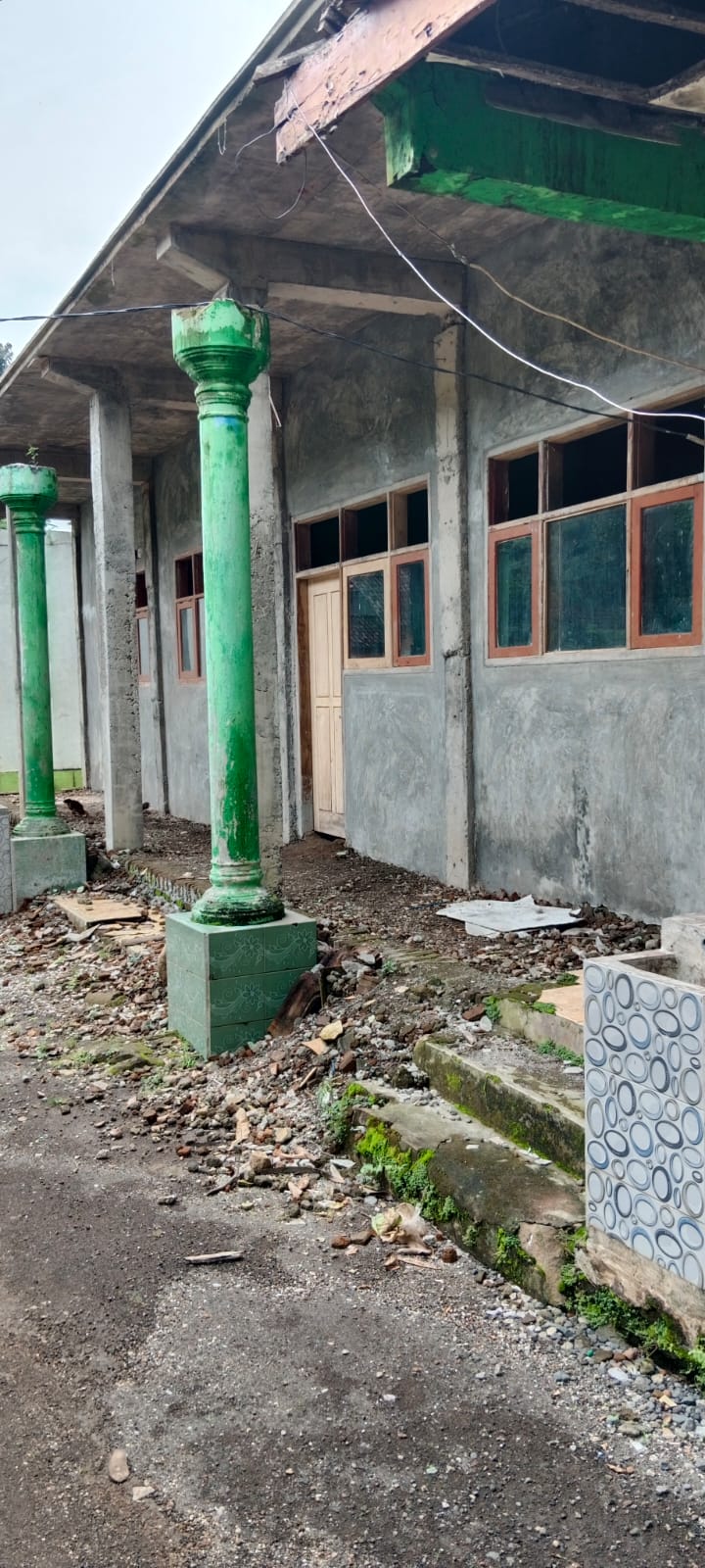 Diduga proyek siluman. Lembaga Nurul iman garap pekerjaan fisik tanpa papan informasi