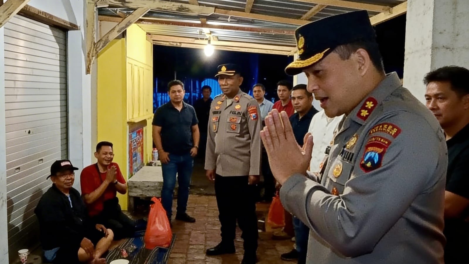 Turun Langsung ke Jalan, Kapolres  Bondowoso Aryo Dwi Wibowo Bagikan Sahur dan Sosialisasikan Layanan 110 Polri
