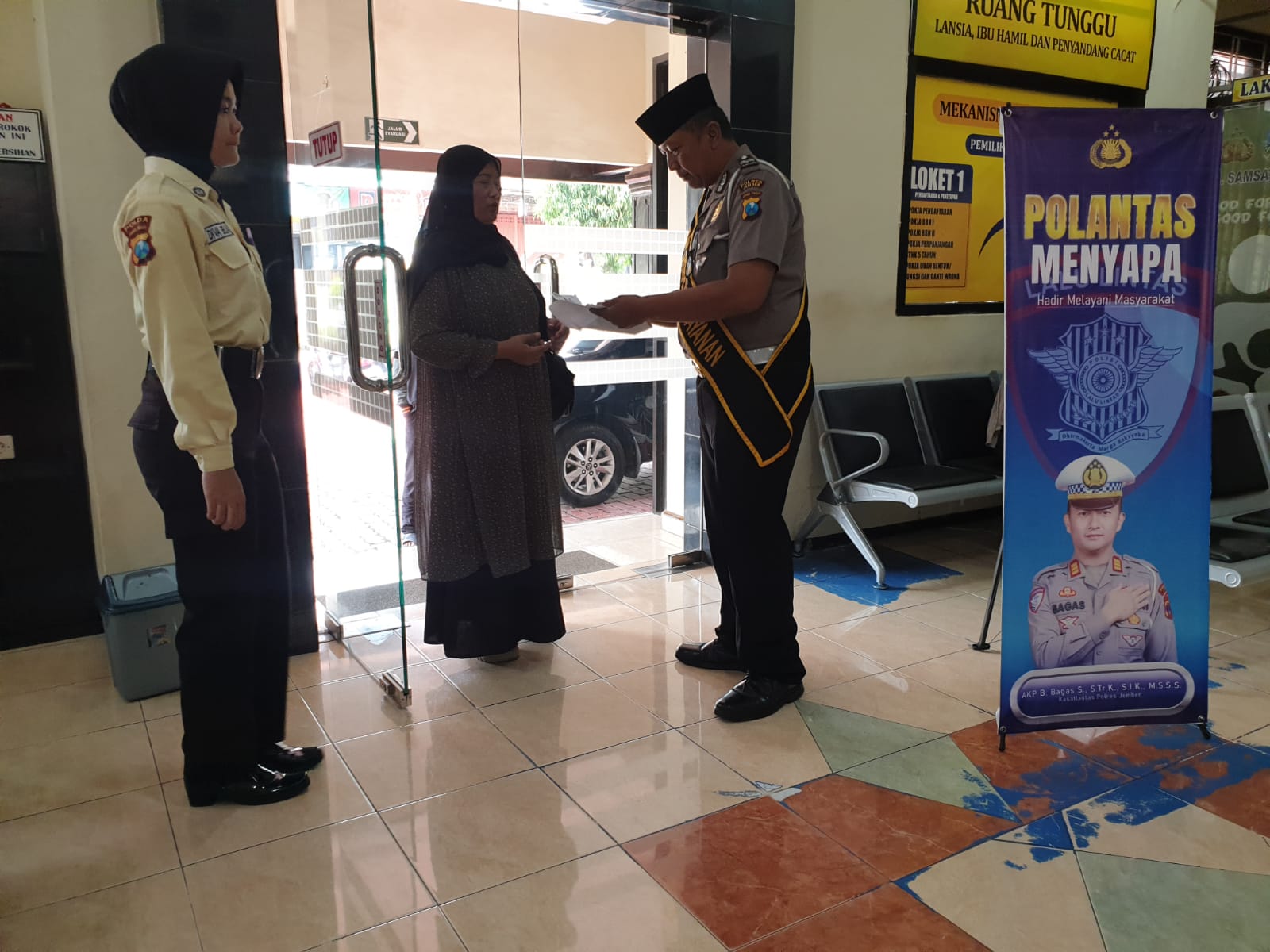 “Polantas Menyapa” Kegiatan Polantas Jember Dalam Meningkatkan Pelayanan Publik Secara Humanis Yang dilaksanakan di Kantor Samsat