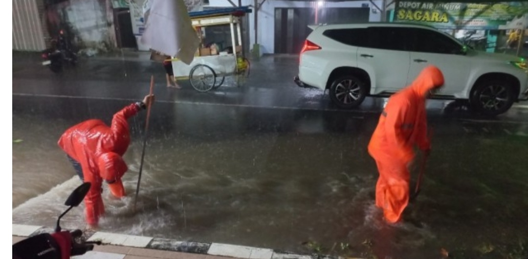 BPBD Kota Blitar Patroli Intensif Siaga Penuh Antisipasi Hujan Deras dan Bersihkan Drainase Tersumbat