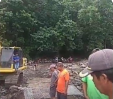 SINERGI TANPA BATAS : Warga Patemon dan Warga Wringin Anom Gotong Royong Bangun Jembatan Limpas Darurat. ++++