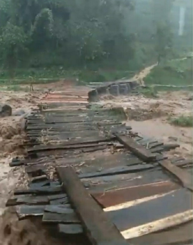 Baru Empat Hari Rampung, Jembatan Swadaya di Dusun Tampelan – Kembangsari Hanyut Diterjang Banjir, Warga Terisolir ++++