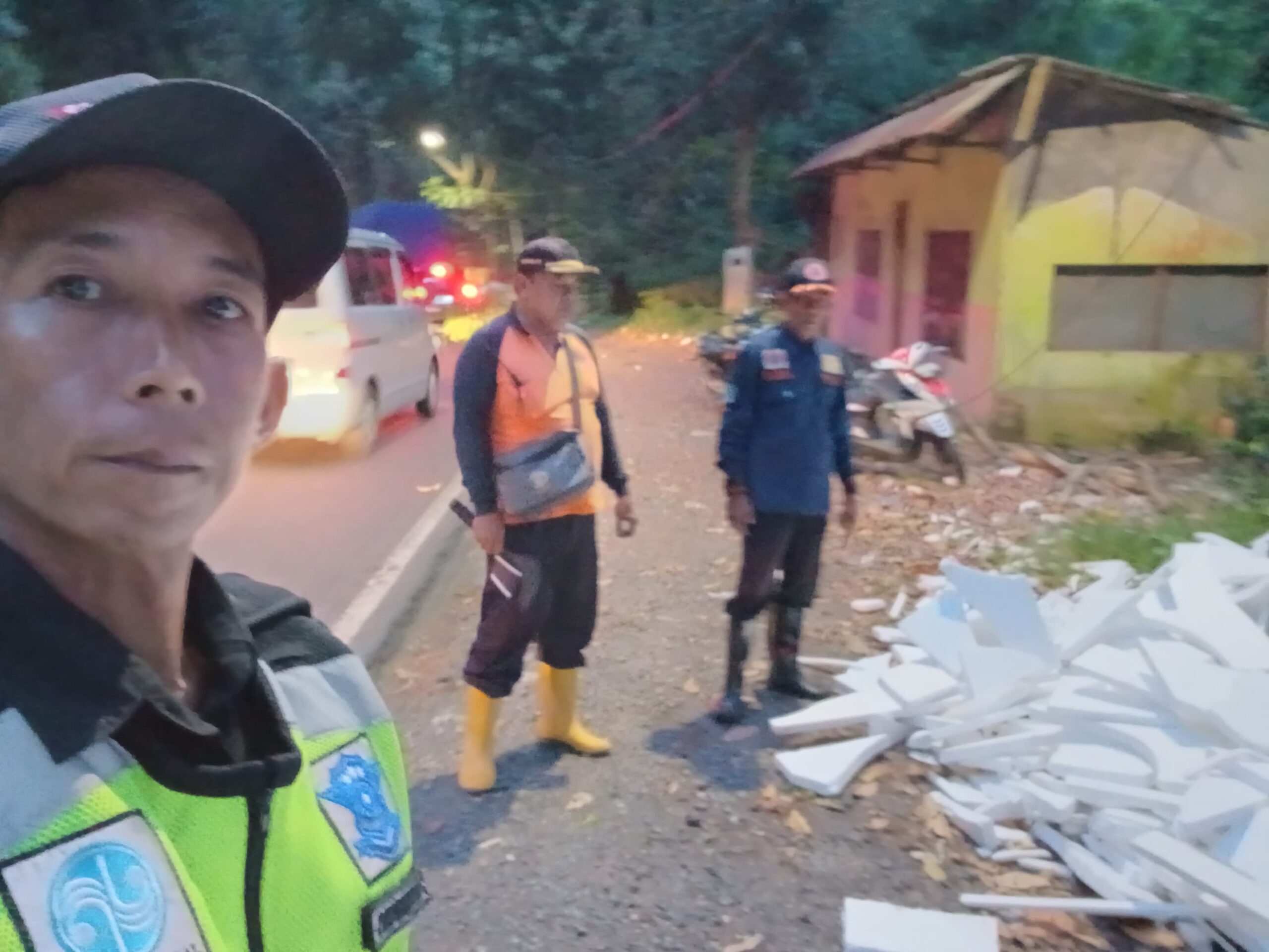 TRC PB BPBD Kalibaru,Musnahkan Sampah Styrofoam di Jalur Lintas Kumitir