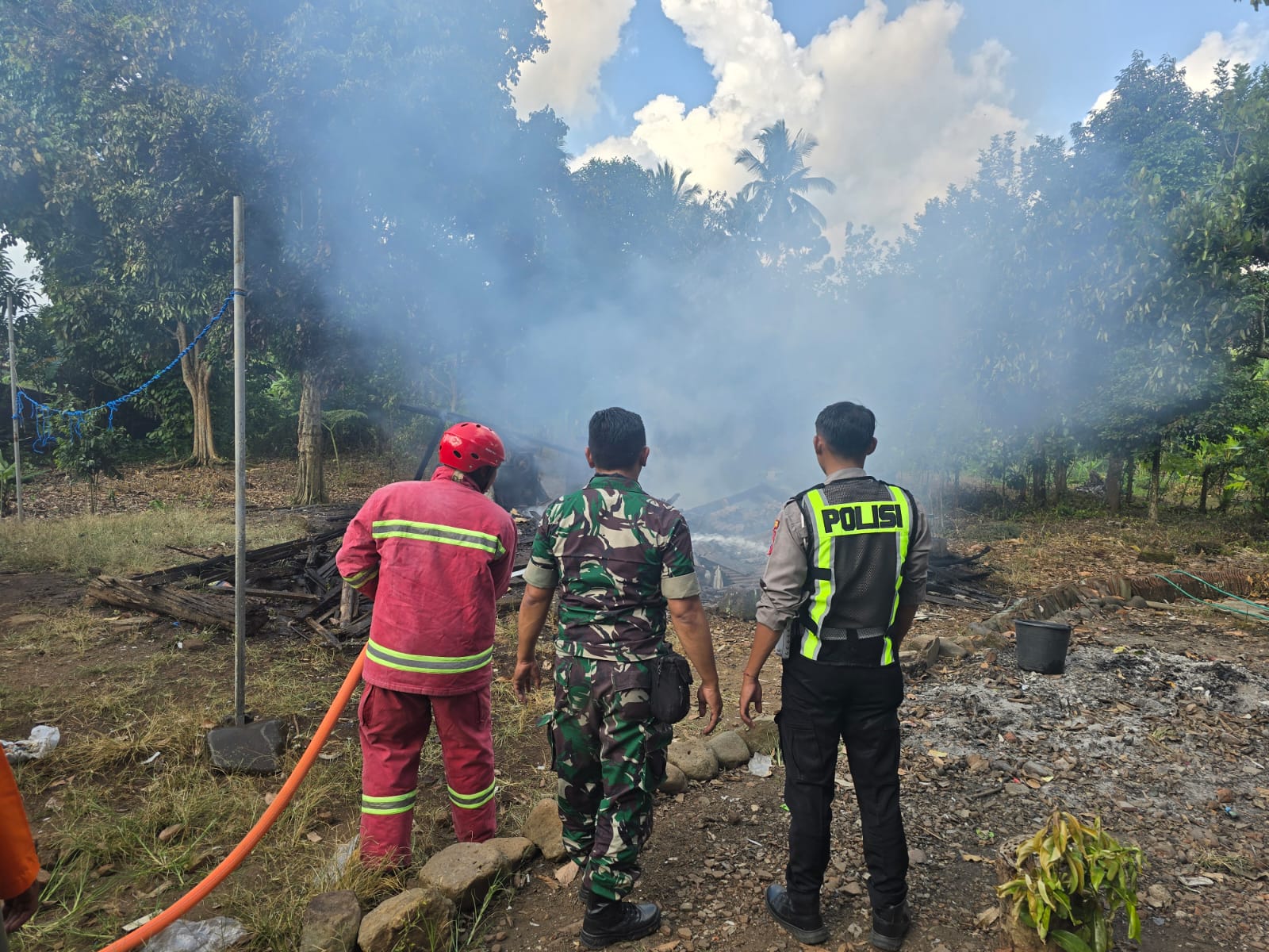 Respon Cepat,Forpimka Bersama TRC PB BPBD Kalibaru Amankan Kebakaran Gudang di Kebunrejo