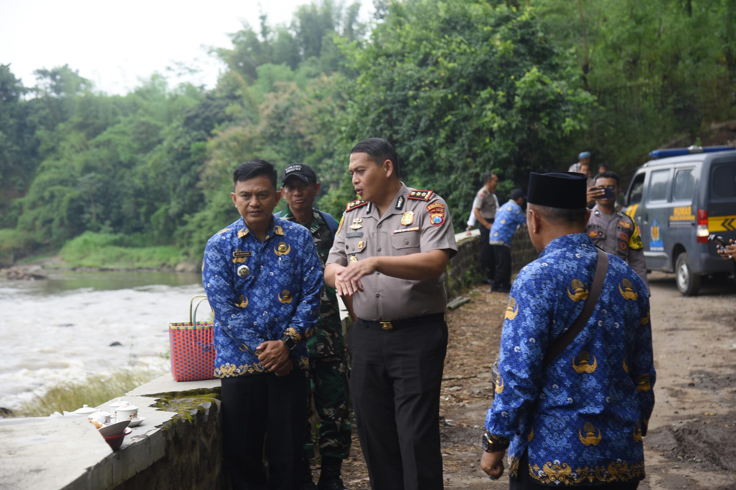 Pastikan Mobilitas Lancar, Kapolres Bondowoso Tinjau Kondisi Jembatan Gentong