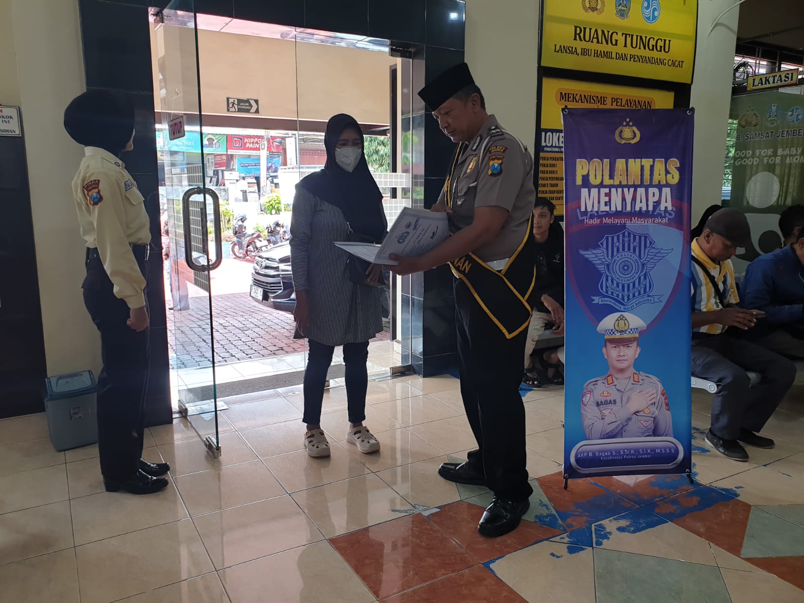Samsat Jember Perkuat Pelayanan Publik Humanis melalui Program “Polantas Menyapa”