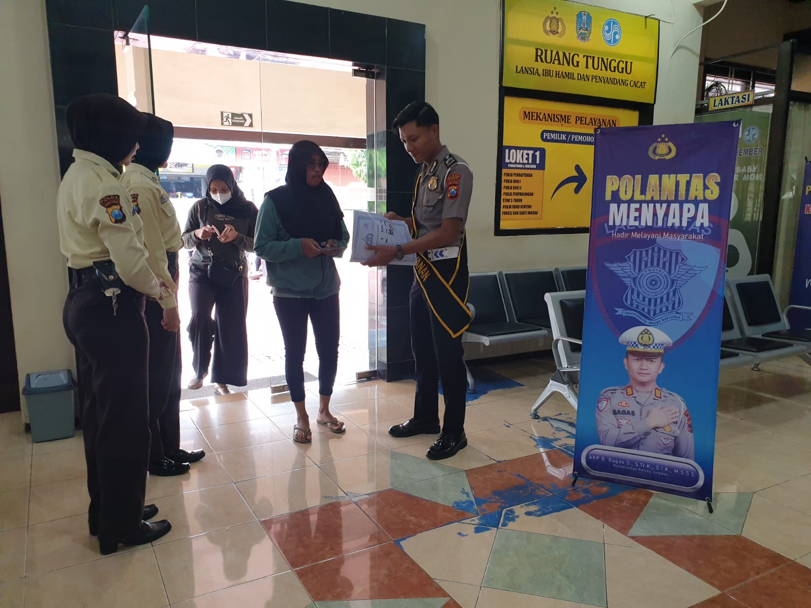 Satlantas wilayah kabupaten Jember melayani secara humanis / cepat transparan Lewat Program Polantas Menyapa